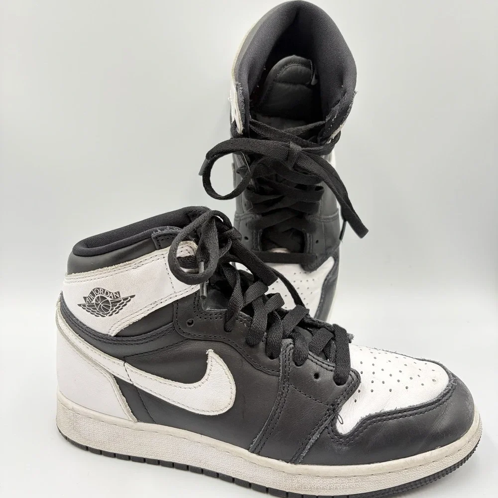 NIKE AIR JORDAN 1 RETRO HIGH OG‎ BLACK / WHITE FD1437 010-Youth Size 6Y Euc